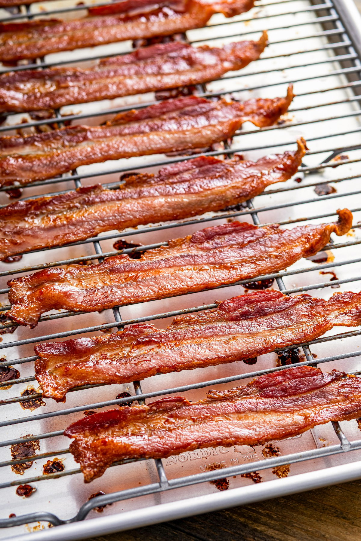 Cooked bacon on the wire rack.