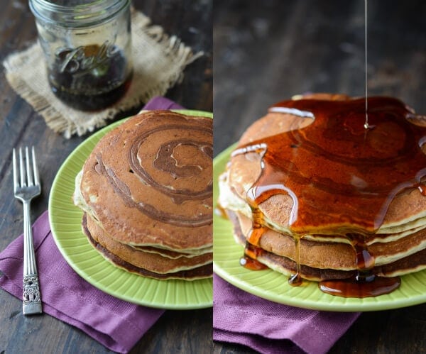 Deux images de crêpes à la banane avec un tourbillon de cannelle sur des assiettes vertes. Dans l'une d'elles, on verse du sirop dessus. 