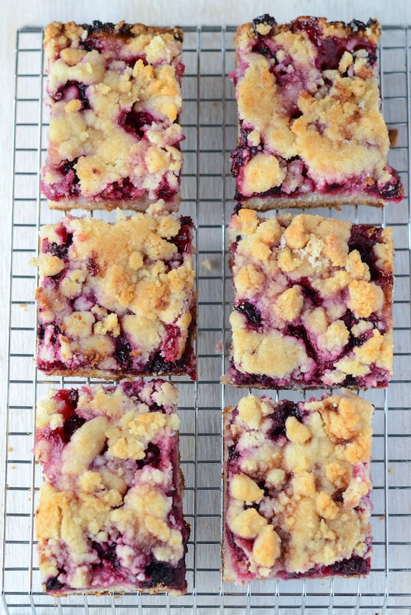 Barras de tarta de moras sobre una rejilla para enfriar.