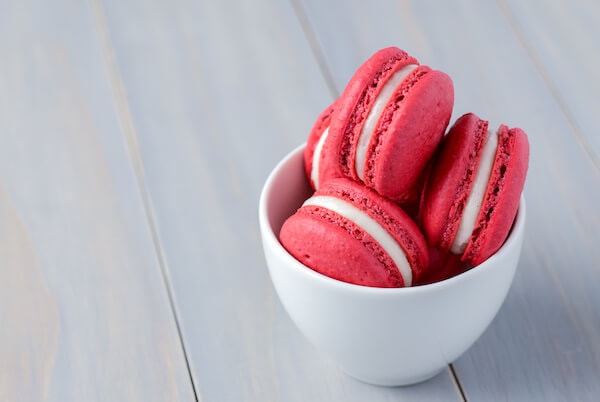 Red Velvet Macarons (via thenovicechefblog.com)