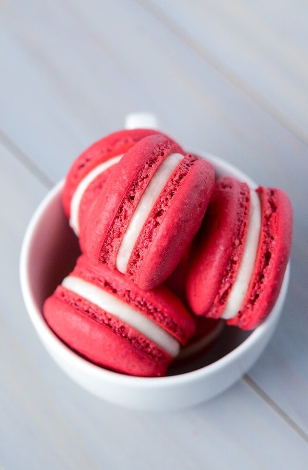 Red Velvet Macarons (via thenovicechefblog.com)