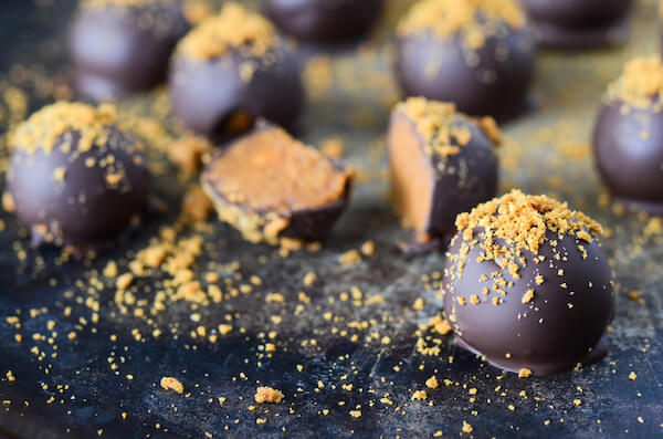 Chocolate Pumpkin Truffles (via thenovicechefblog.com)