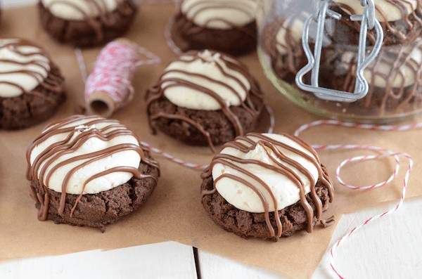 Peppermint Patty Cookies: dark chocolate cookies, creamy peppermint frosting and an extra chocolate drizzle!