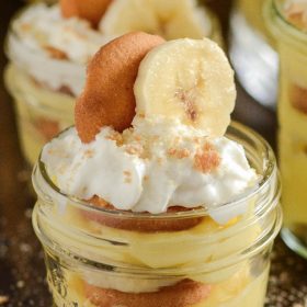 Mason jar filled with banana pudding.