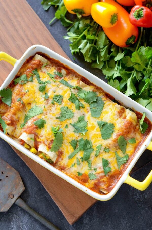 Vegetarische enchilada's in een ovenschotel.