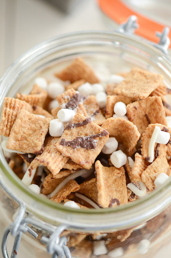 A Jar of S'mores Snack Mix