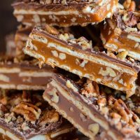 Caramel Pecan Crisp Bars! You only need 5 ingredients to make these gorgeous homemade candy bars!
