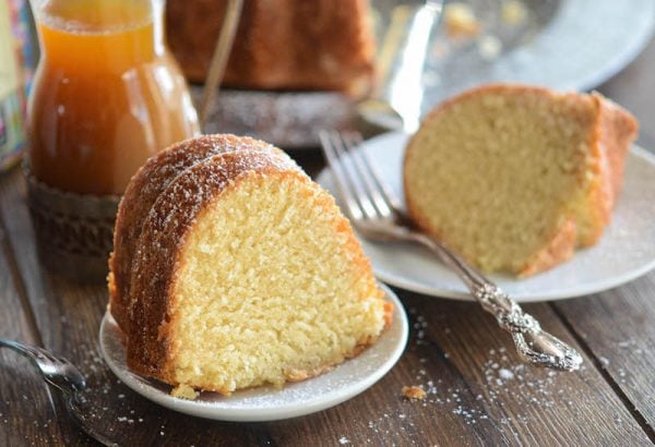 Almond Amaretto Pound Cake - Un poundcake dense et moelleux parfumé à l'amande et à la liqueur d'amaretto, nappé d'une sauce chaude au beurre et à l'amaretto. #Cake #Dessert #BundtCake #Almond