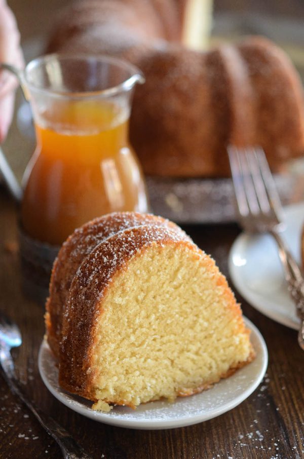 Una fetta densa e umida di Bundt Cake alle mandorle e amaretto su un piatto da dessert