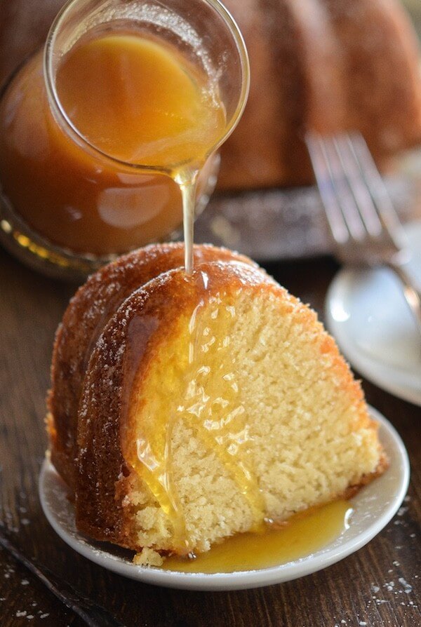 Porción de bizcocho de almendra al amaretto con un chorrito de salsa de amaretto