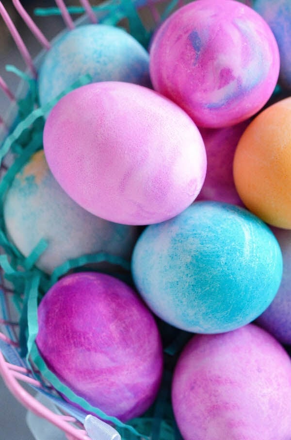 ¡Huevos de Pascua de acuarela! Los huevos de Pascua se tiñen con crema de afeitar y gel de color alimenticio para crear hermosos remolinos de color.