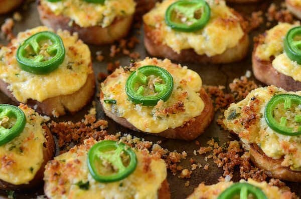 Jalapeño Popper Crostini! Buttery crostini toast topped with jalapeño popper dip and seasoned bread crumbs...then toasted till crispy perfection! 