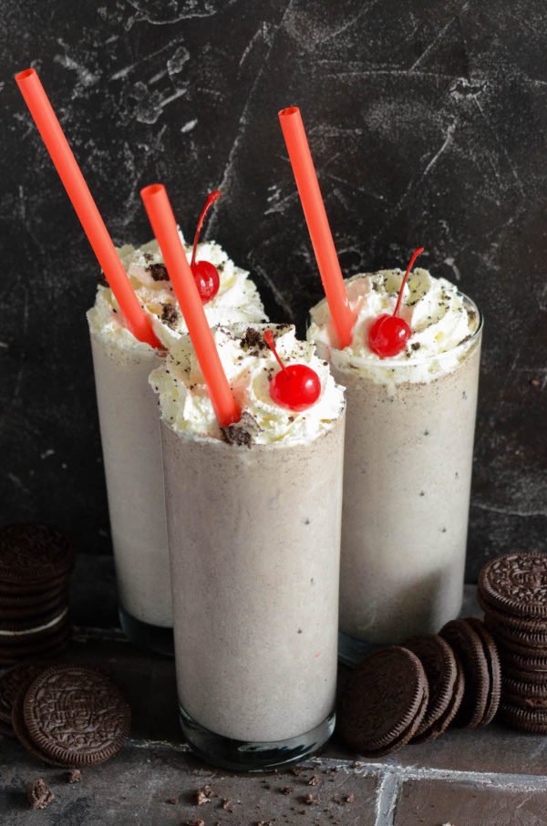 Copycat Chick Fil A Cookies & Cream Milkshake: recreate your favorite Cookies and Cream Milkshake in 5 minutes, with 4 ingredients, using this easy recipe!