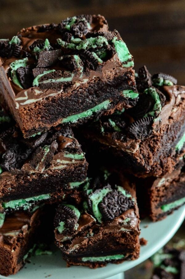 Ultimate Mint Brownies: chocolate fudge brownies, with a layer of mint oreo cookies baked into them, are topped with sweet andes mints and crushed mint oreos!