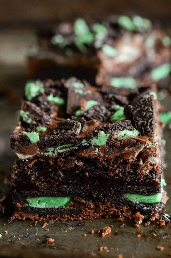 Ultimate Mint Brownies: chocolate fudge brownies, with a layer of mint oreo cookies baked into them, are topped with sweet andes mints and crushed mint oreos!