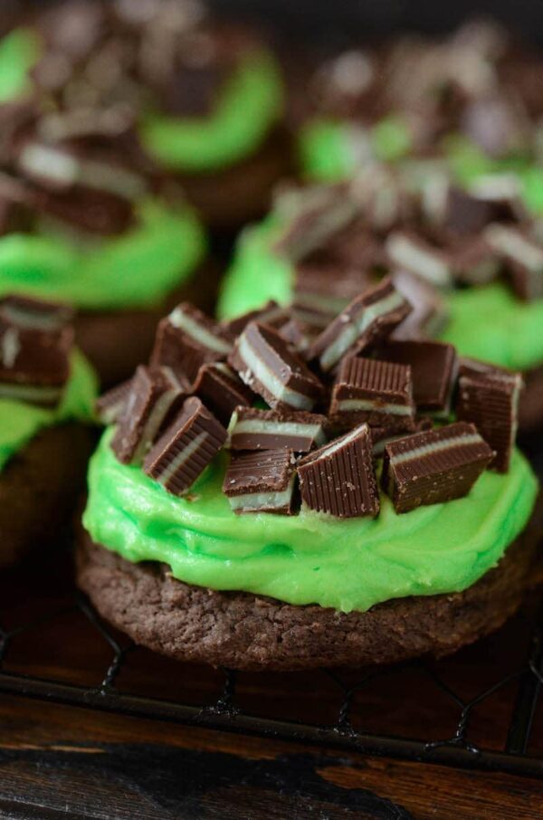 ANDES MINT COOKIES: soft dark chocolate cookies are frosted with mint buttercream frosting and topped with Andes Mints to create the best mint cookie, ever!