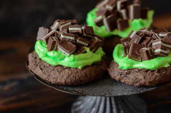 ANDES MINT COOKIES: soft dark chocolate cookies are frosted with mint buttercream frosting and topped with Andes Mints to create the best mint cookie, ever!