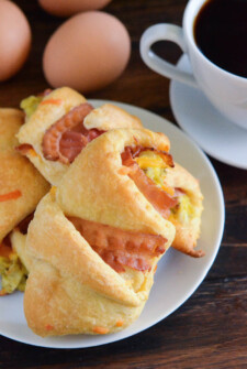 Bacon, Egg & Cheese Rollups: crispy bacon, creamy scrambled eggs & sharp cheddar cheese are baked in a buttery crescent to create the best handheld breakfast!