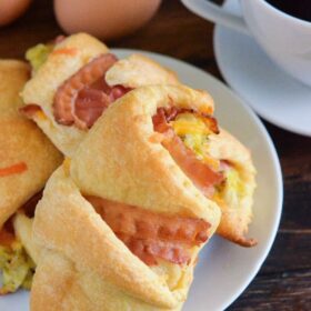 Bacon, Egg & Cheese Rollups: crispy bacon, creamy scrambled eggs & sharp cheddar cheese are baked in a buttery crescent to create the best handheld breakfast!