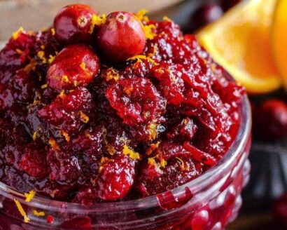 Cranberry Orange Relish: the best homemade fresh cranberry relish for your Thanksgiving dinner is made with orange zest and Cointreau in just 20 minutes!