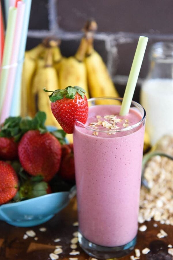 Very Berry Banana Oatmeal Smoothie: just five ingredients to make this fruity breakfast smoothie loaded with strawberries, bananas and oats to keep you full!