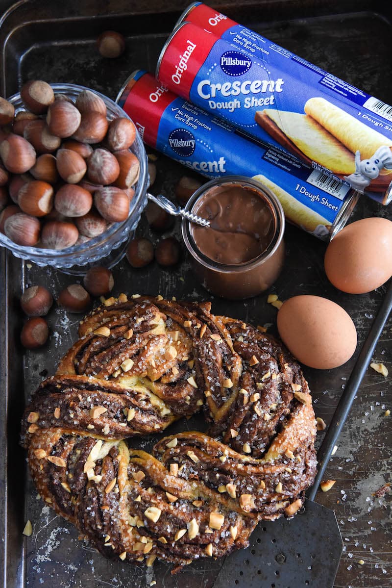Nutella Crescent Ring: this recipe is so easy and incredibly delicious! Perfect for breakfast or dessert! #breakfast #dessert #nutella #madeathome