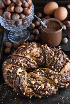 Nutella Crescent Ring: this recipe is so easy and incredibly delicious! Perfect for breakfast or dessert! #breakfast #dessert #nutella #madeathome