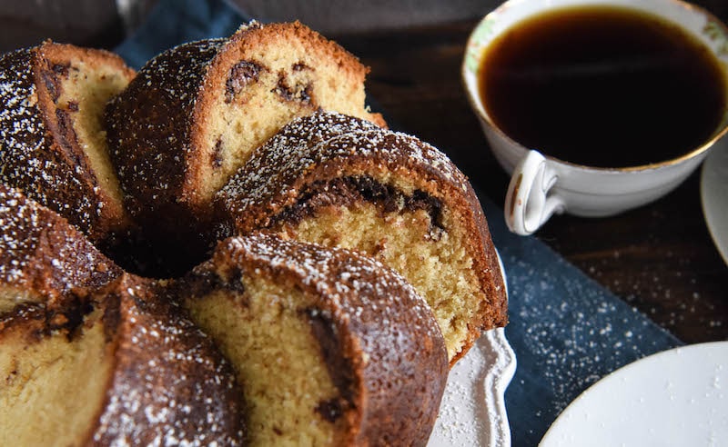 Nutella Swirl Pound Cake: classic buttery vanilla pound cake is swirled with rich nutella! #Nutella #Cake #PoundCake