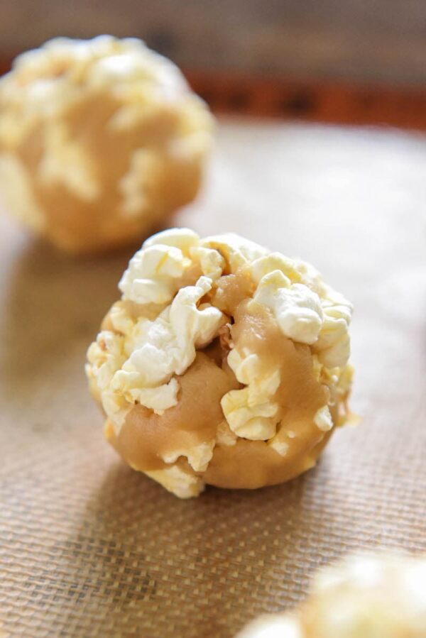 Caramel Popcorn Cookies: sweet buttery cookies filled with popcorn and topped with chewy caramel! #popcorn #cookies #caramel