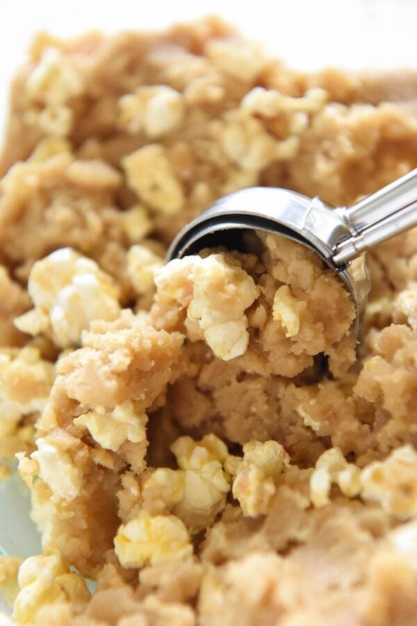 Caramel Popcorn Cookies: sweet buttery cookies filled with popcorn and topped with chewy caramel! #popcorn #cookies #caramel