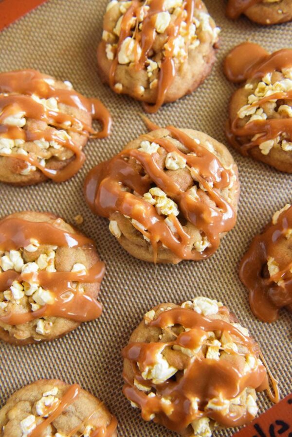 Caramel Popcorn Cookies: sweet buttery cookies filled with popcorn and topped with chewy caramel! #popcorn #cookies #caramel