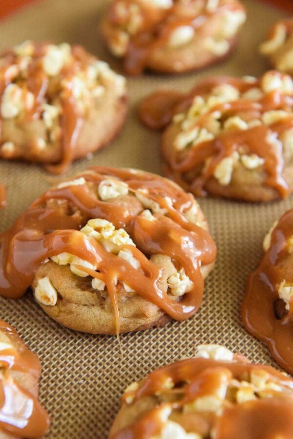 Caramel Popcorn Cookies: sweet buttery cookies filled with popcorn and topped with chewy caramel! #popcorn #cookies #caramel 