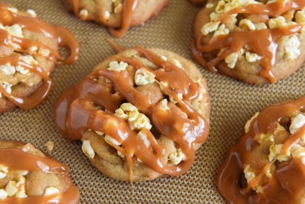 Caramel Popcorn Cookies: sweet buttery cookies filled with popcorn and topped with chewy caramel! #popcorn #cookies #caramel