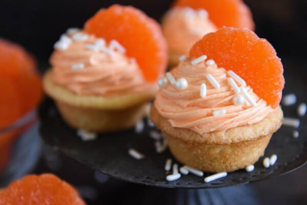 Orange Creamsicle Cookie Cups: soft sugar cookie cups are filled with orange creamsicle icing and topped with orange candy wedges. #orange #cookie