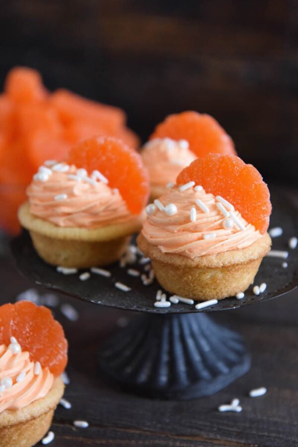 Orange Creamsicle Cookie Cups: soft sugar cookie cups are filled with orange creamsicle icing and topped with orange candy wedges. #orange #cookie