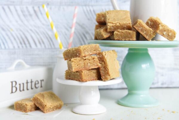 Coconut Blondies: extra chewy blondies loaded with coconut and browned butter!!