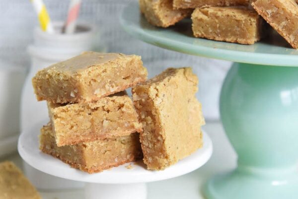 Coconut Blondies: extra chewy blondies loaded with coconut and browned butter!!