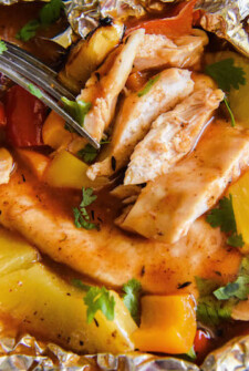 Honey Bourbon Pineapple Chicken Foil Packets: our favorite easy dinner made with your oven, grill or even a campfire! #grill #chicken