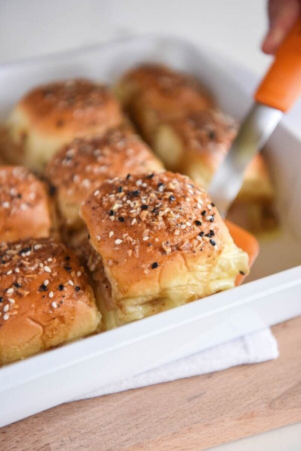 Sliders de Peru lamechas: estes Perú derretido e sliders havarti estão cobertos de um molho amanteigado e servido quente fora do forno para o derradeiro dia de jogo! # turkey #appetizer