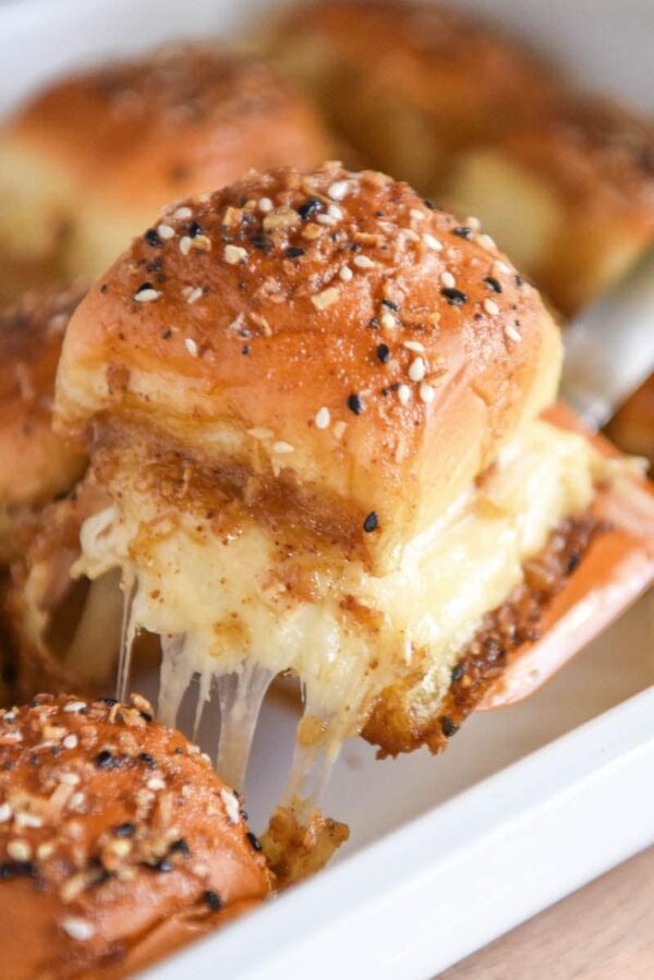 Cheesy Turkey Sliders: dessa smälta kalkon och Havarti sliders är täckta i en smörig sås och serveras varm ur ugnen för den ultimata speldagen! # Turkiet # aptitretare