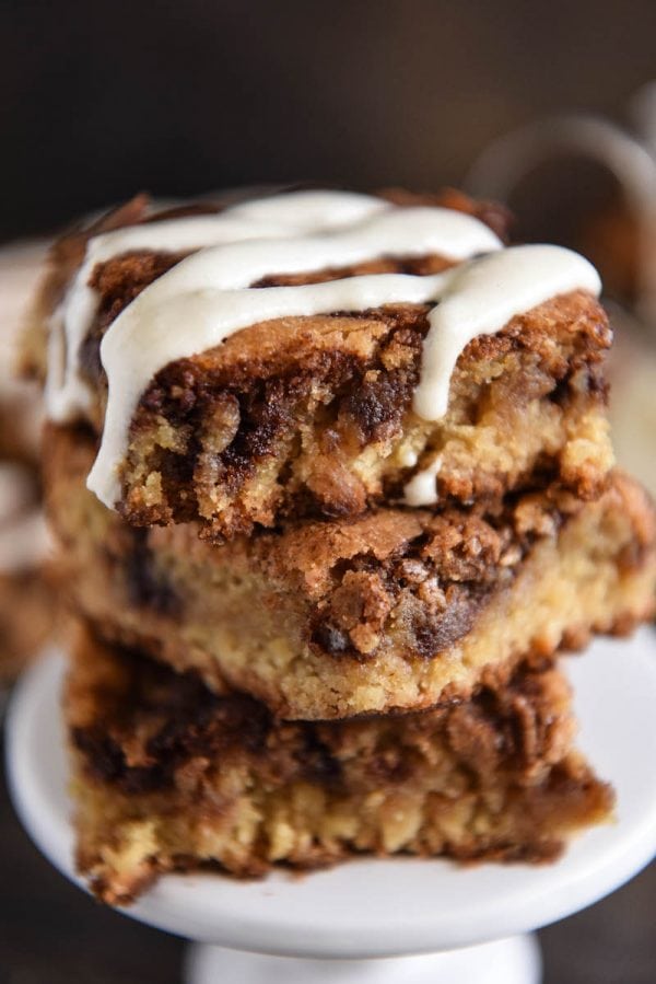 Cinnamon Roll Blondies: super soft blondies are swirled with a sweet cinnamon brown sugar filling and served warm with a drizzle of cream cheese icing! #Blondies #Dessert #CinnamonRoll