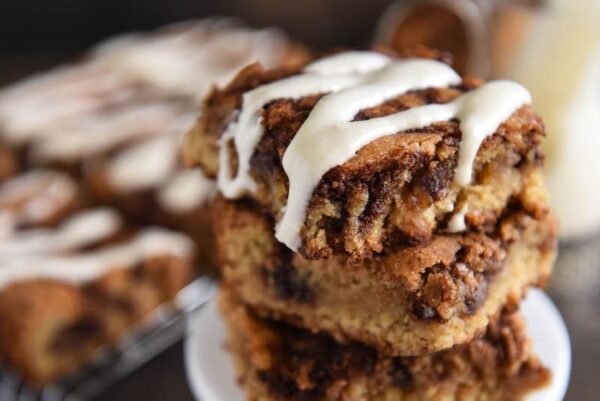 Cinnamon Roll Blondies: super soft blondies are swirled with a sweet cinnamon brown sugar filling and served warm with a drizzle of cream cheese icing! #Blondies #Dessert #CinnamonRoll