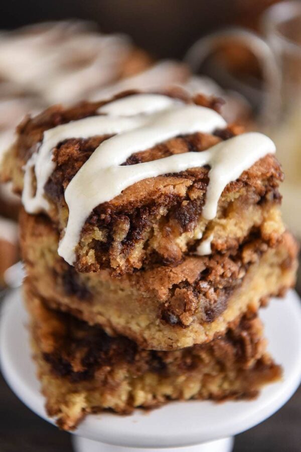 Cinnamon Roll Blondies: super soft blondies are swirled with a sweet cinnamon brown sugar filling and served warm with a drizzle of cream cheese icing! #Blondies #Dessert #CinnamonRoll