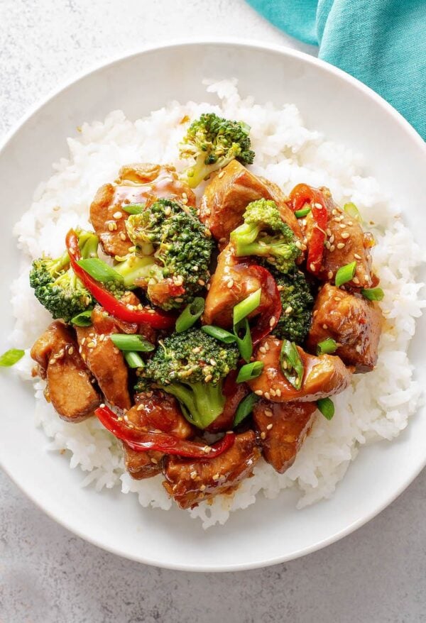Crockpot Sesame Chicken: this easy crockpot chicken recipe makes a great weeknight dinner, is kid friendly and an excellent meal prep chicken recipe to freeze! #SesameChicken #CrockpotSesameChicken #CrockpotChickenRecipes #Crockpot #CrockpotRecipes #SlowCooker #SlowCookerRecipes #FreezerMeals