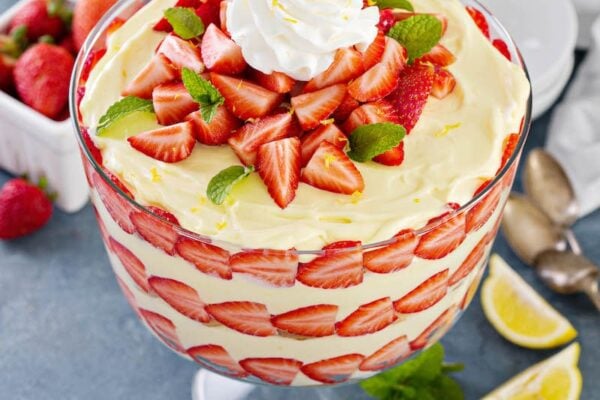 Lemon Strawberry Trifle: gorgeous layers of creamy lemon pudding (made extra delicious with one secret ingredient!!), vanilla wafers & fresh sliced strawberries! #Trifle #Pudding #StrawberryLemon #LemonStrawberry #Dessert #LemonStrawberryTrifle