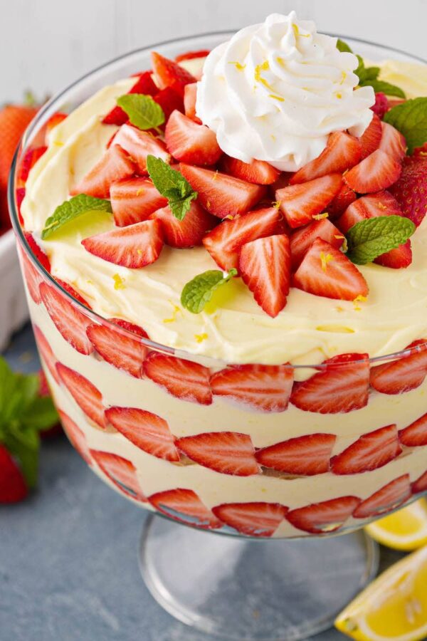 Lemon Strawberry Trifle: gorgeous layers of creamy lemon pudding (made extra delicious with one secret ingredient!!), vanilla wafers & fresh sliced strawberries! #Trifle #Pudding #StrawberryLemon #LemonStrawberry #Dessert #LemonStrawberryTrifle