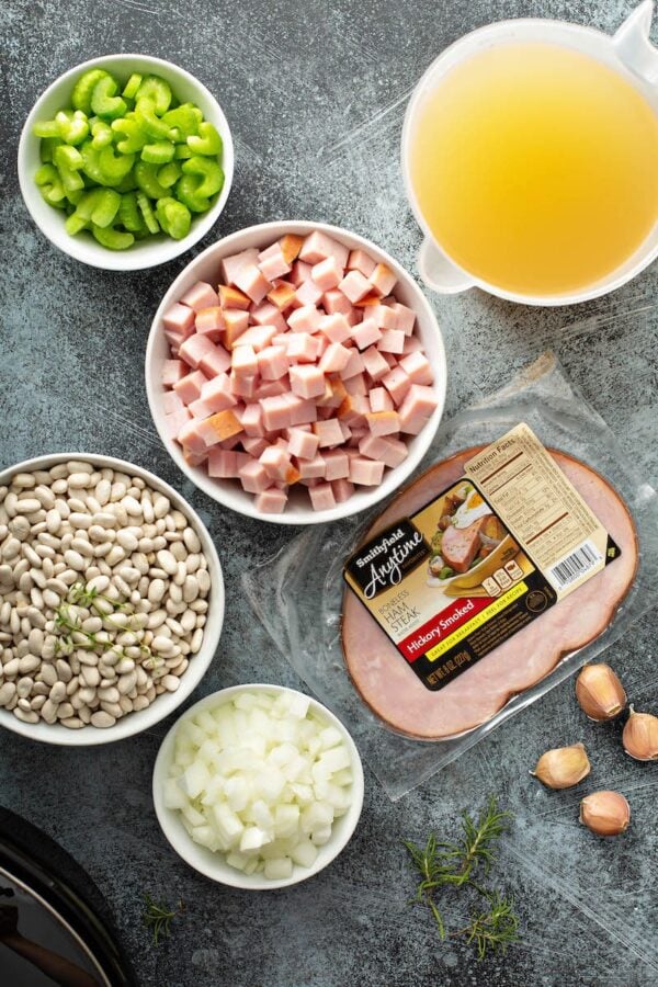 Ingredienti per la zuppa di prosciutto e fagioli slow cooker in ciotole.