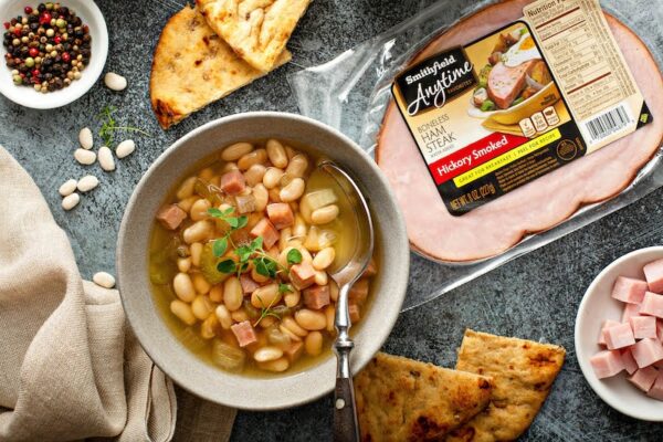 Slow Cooker Schinken- und Bohnensuppe in einer Schüssel mit Schinkensteak.