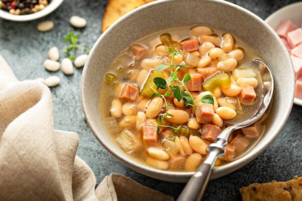 Sluitende foto van slowcooker ham- en bonensoep!