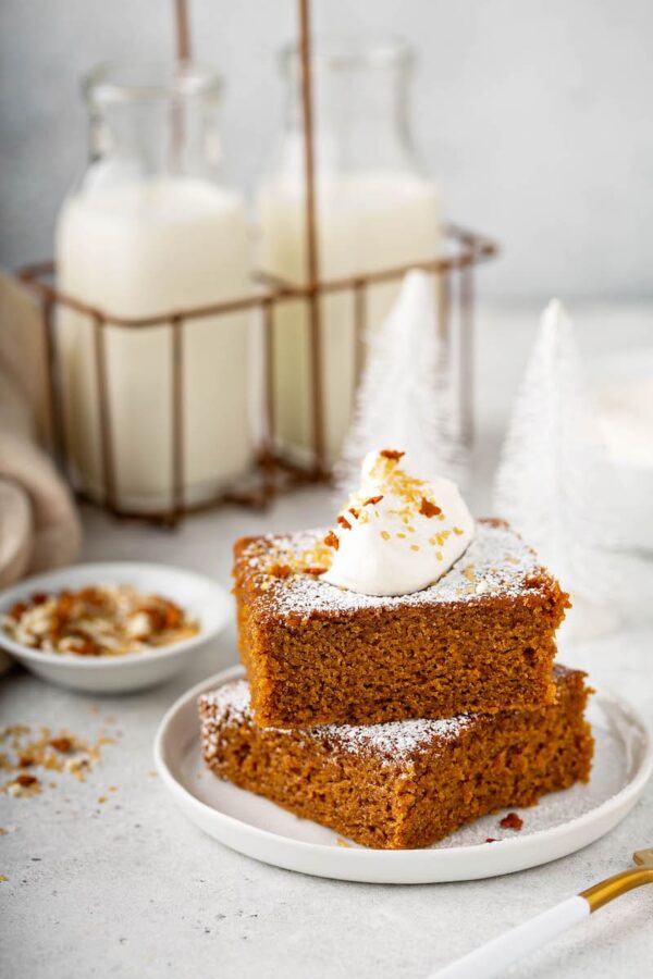 Gingerbread sliced into pieces on a plate.